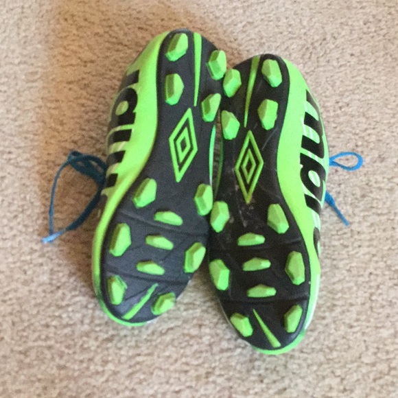 Umbro Boys Cleats - Picture 4 of 8